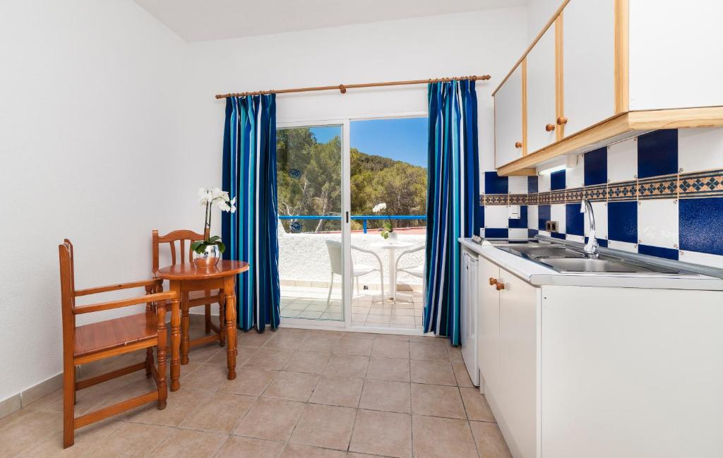Globales Montemar — Hotel rooms in Santa Eulalia, Balearic Islands