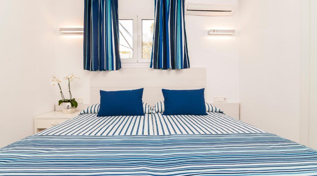 Globales Montemar — Hotel rooms in Santa Eulalia, Balearic Islands