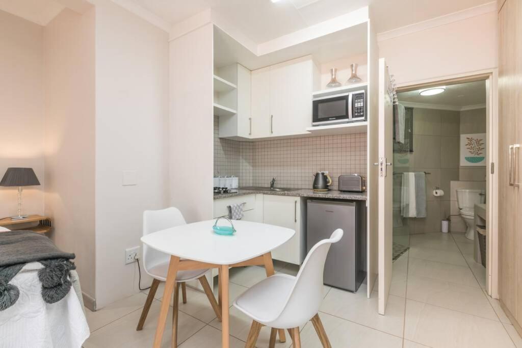 Retro Chic Bachelor Unit 3km to Menlyn photo