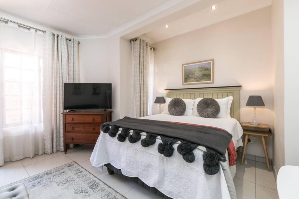 Retro Chic Bachelor Unit 3km to Menlyn photo