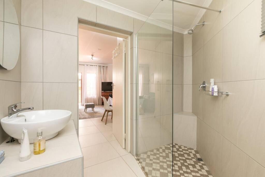 Retro Chic Bachelor Unit 3km to Menlyn photo