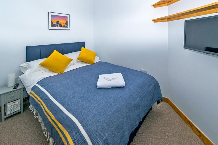 Cosy Cottage Close to East Beach, Shops, Restaurants and RAF base photo