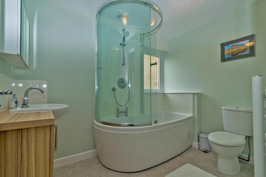 Cosy Cottage Close to East Beach, Shops, Restaurants and RAF base photo