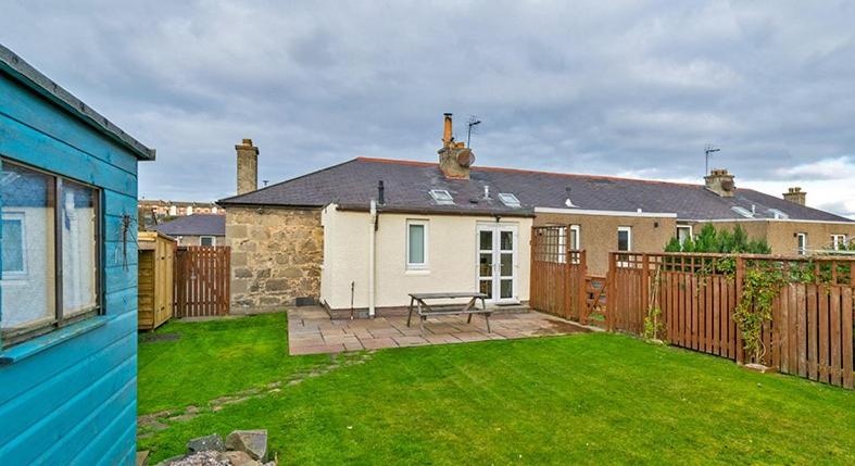 Cosy Cottage Close to East Beach, Shops, Restaurants and RAF base photo