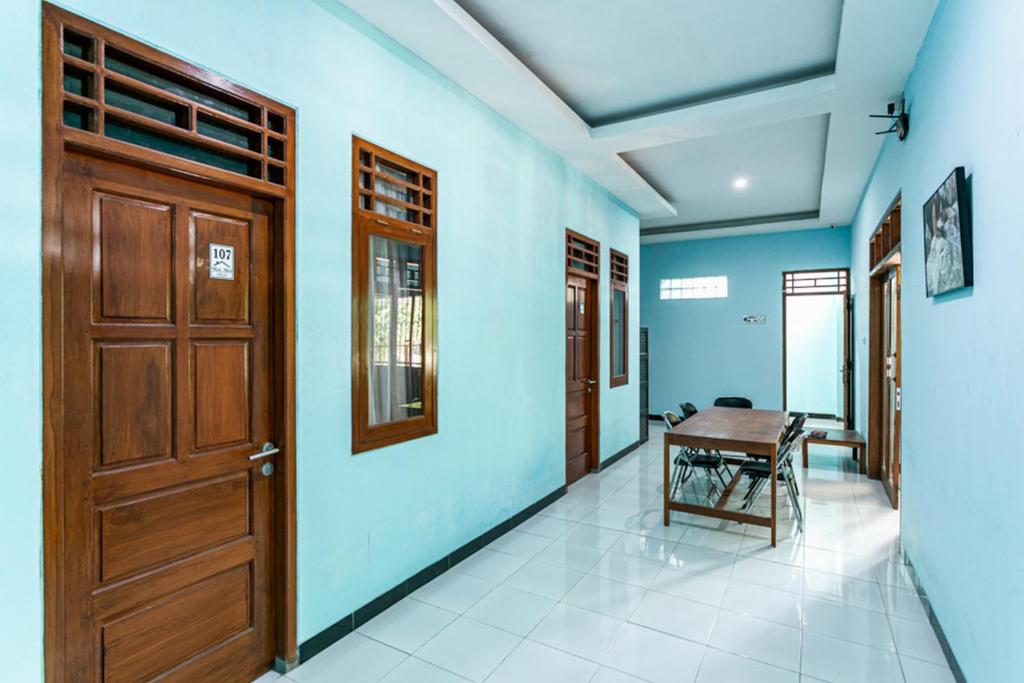 RedDoorz near Puro Mangkunegaran photo