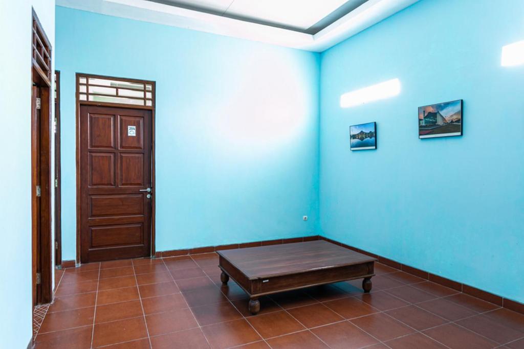 RedDoorz near Puro Mangkunegaran photo