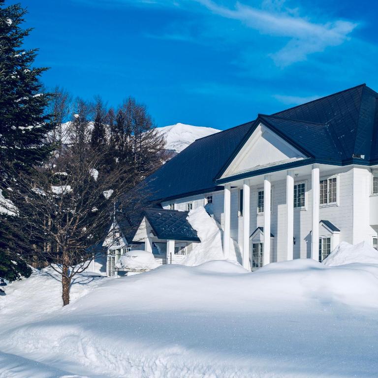 Summer Leaves — Hotel in Hakuba