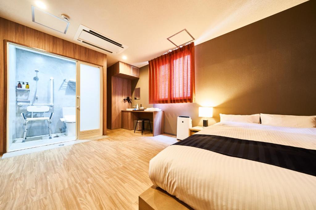 AND HOSTEL SHINSAIBASHI EAST