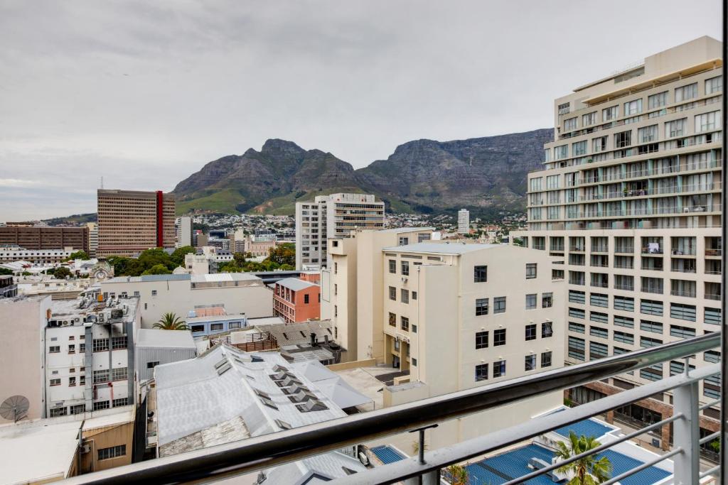 Elegant Modern Apartment near Table Mountain photo