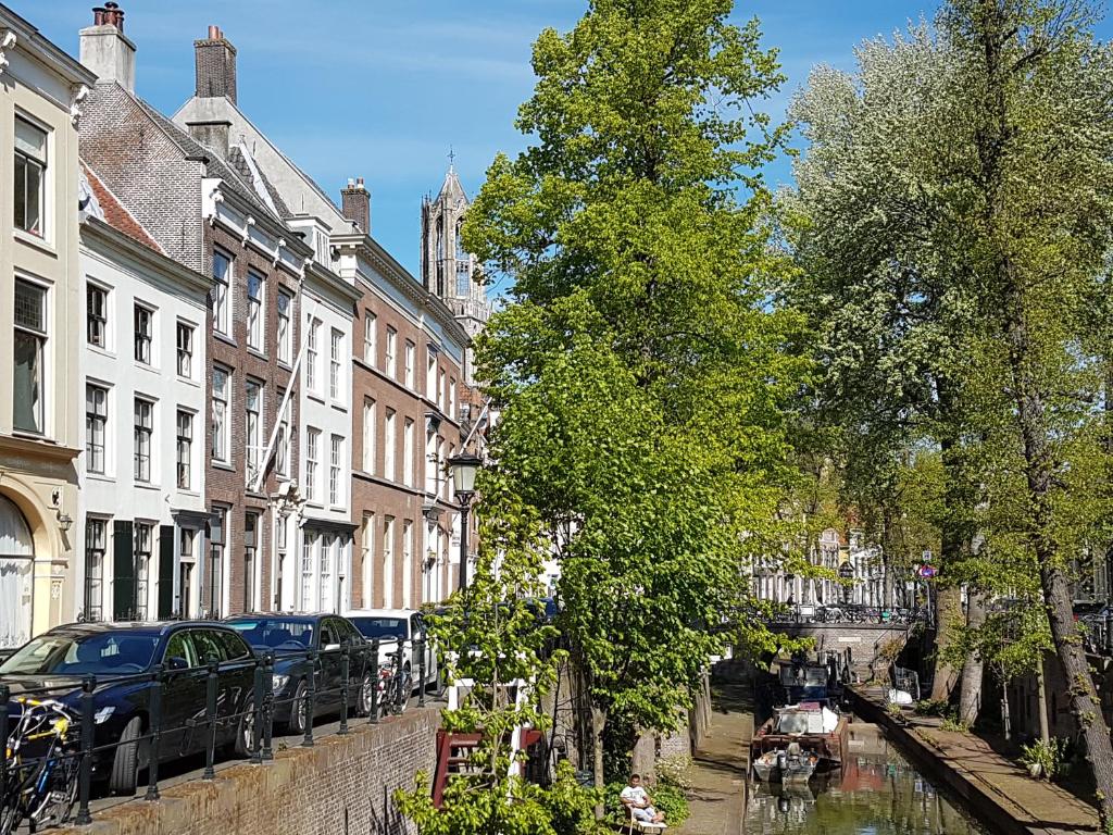 Large Historical Apartment &amp; Canal Terrace — Hotel in Utrecht
