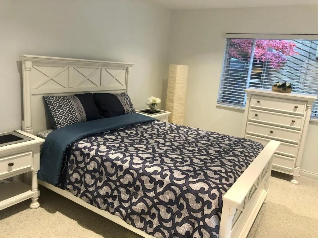 Beautiful Two Bedroom Suite, hotel in North Vancouver