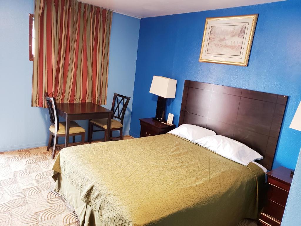 TRADE WINDS MOTEL photo