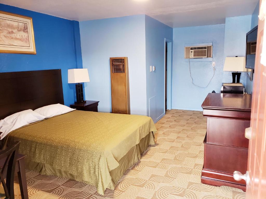 TRADE WINDS MOTEL photo
