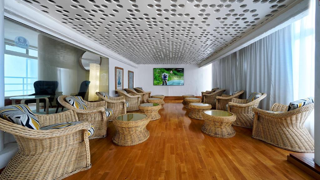 Bull Astoria Photo 22