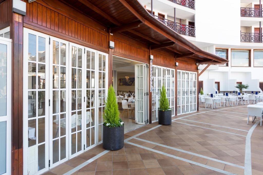 Globales Tamaimo Tropical — Hotel building in Puerto de Santiago, Canary Islands