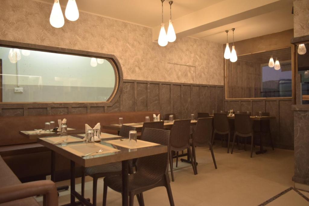 Restaurant, Capital O 10796 Hotel Travellers Inn in Shillong