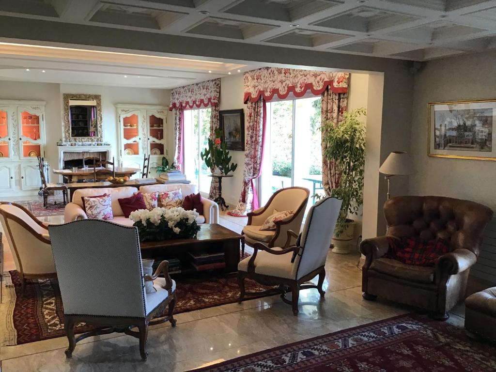 Luxury Villa with Panoramic Views, Pool & Serene Garden Retreat - 5