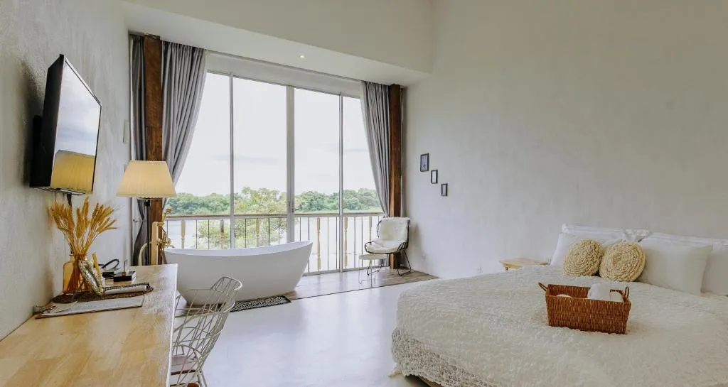 White Wall Riverfront Hotel，位于甘烹碧的酒店