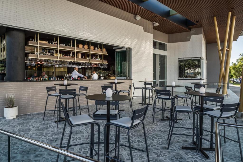 Bar ideal