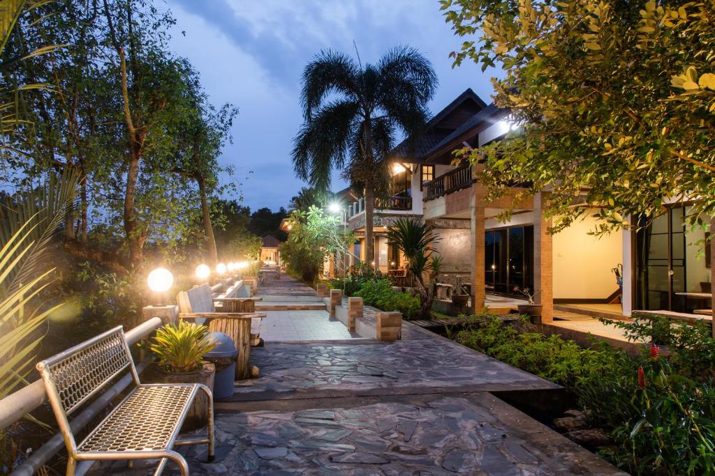 โรงแรมบ้านริมน้ำรีสอร์ต (Baanrimnam Resort Hotel)