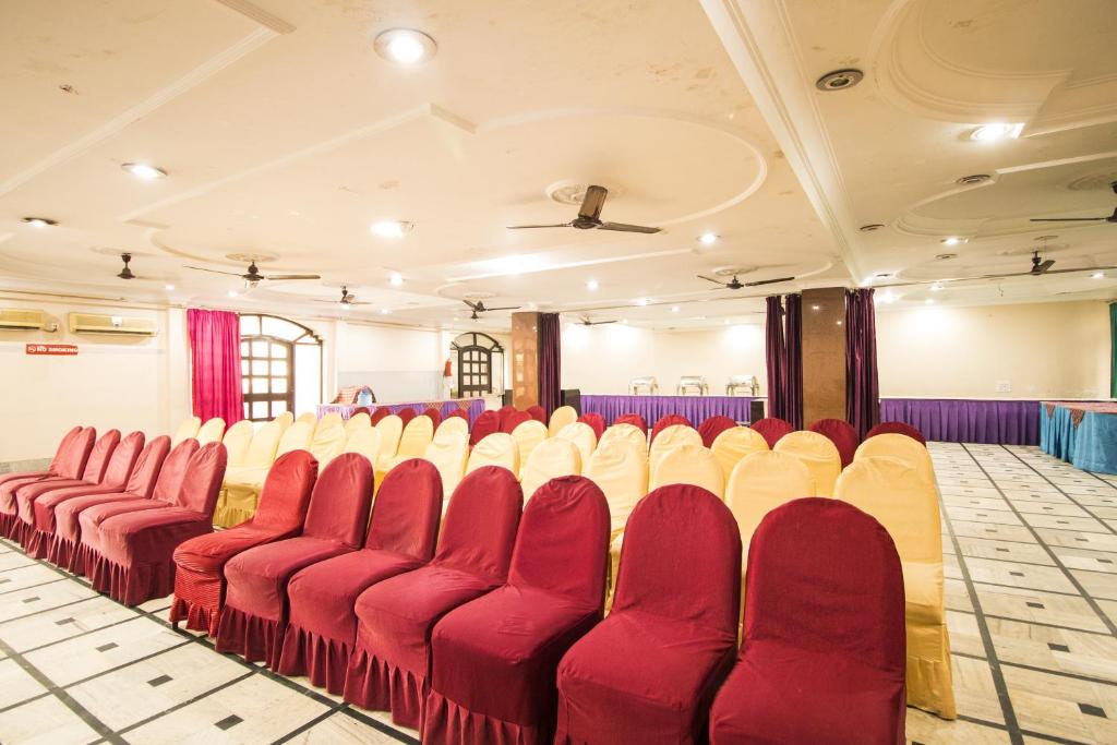 WOW STAYZ2 Hotel Jahanvi Dale ビジネスセンター