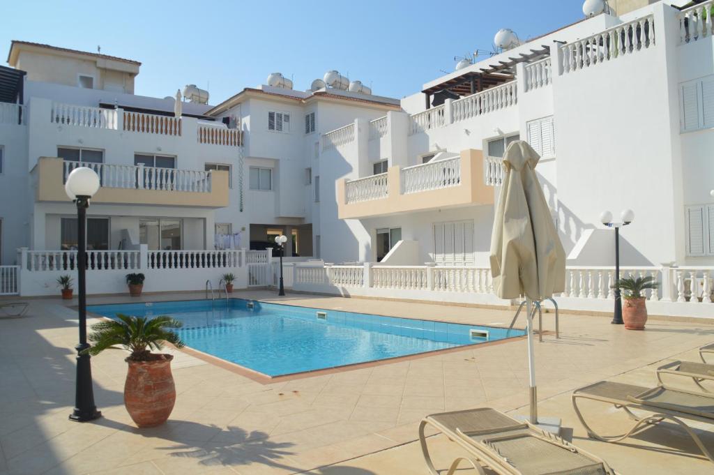 Kapparis Penthouse, Paralimni