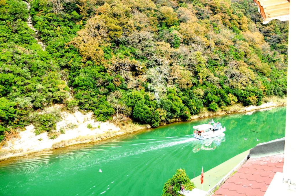 Hill River Hotel photo