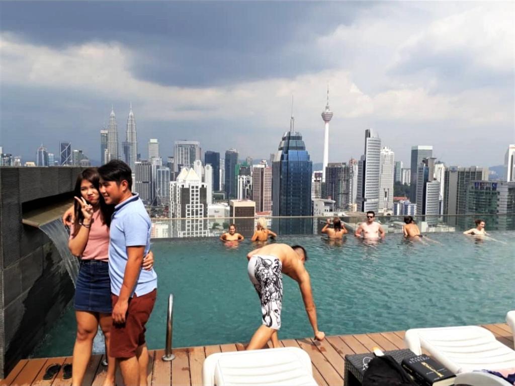 Куала лумпур бассейн на крыше. Малайзия kuala lumpur. Куала лумпур отель с бассейном на крыше. Куала-лумпур малайзия отель с бассейном на крыше. Куала лумпур отель с бассейном.