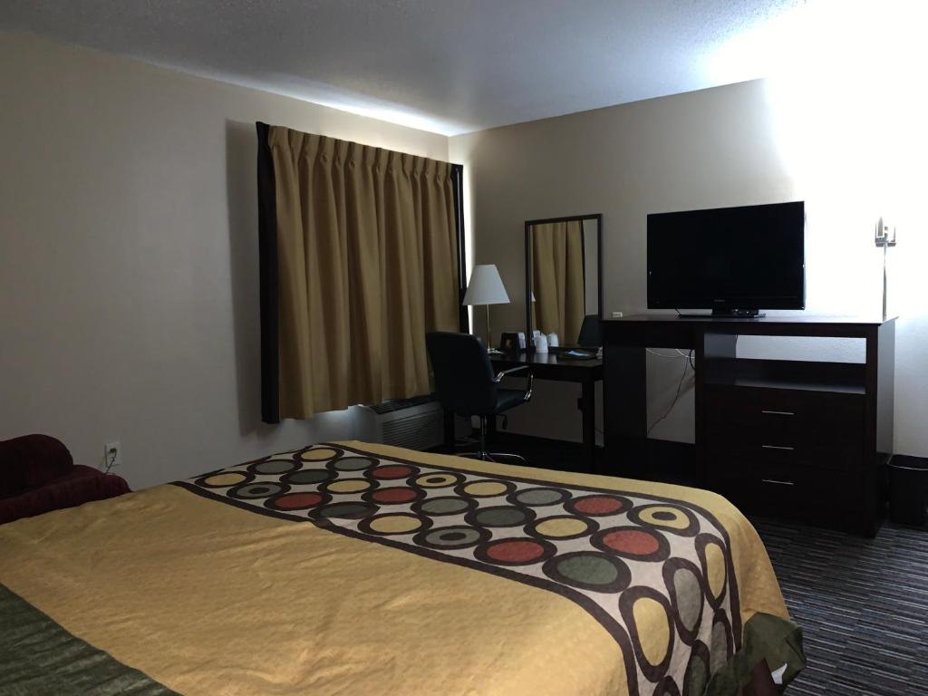 Super 8 By Wyndham Germantown/Milwaukee photo