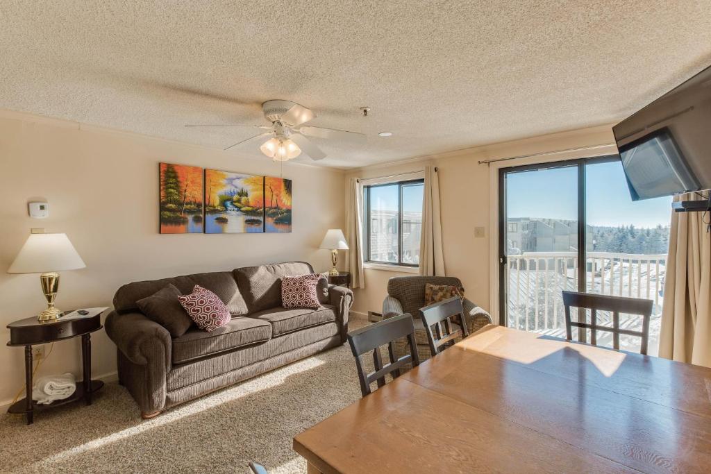 Stroll to Slopes, Village Area, Ski in-out MtLodge 333, Snowshoe