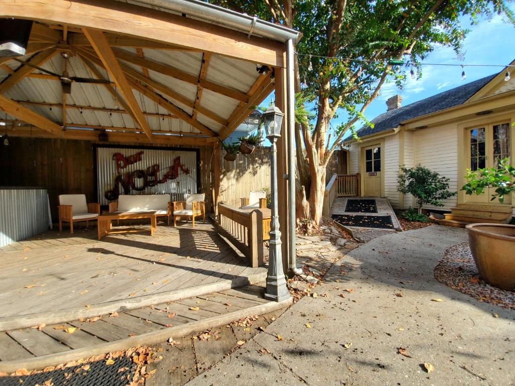 Macarty House A Bohemian Resort with pool and cabana bar 전경