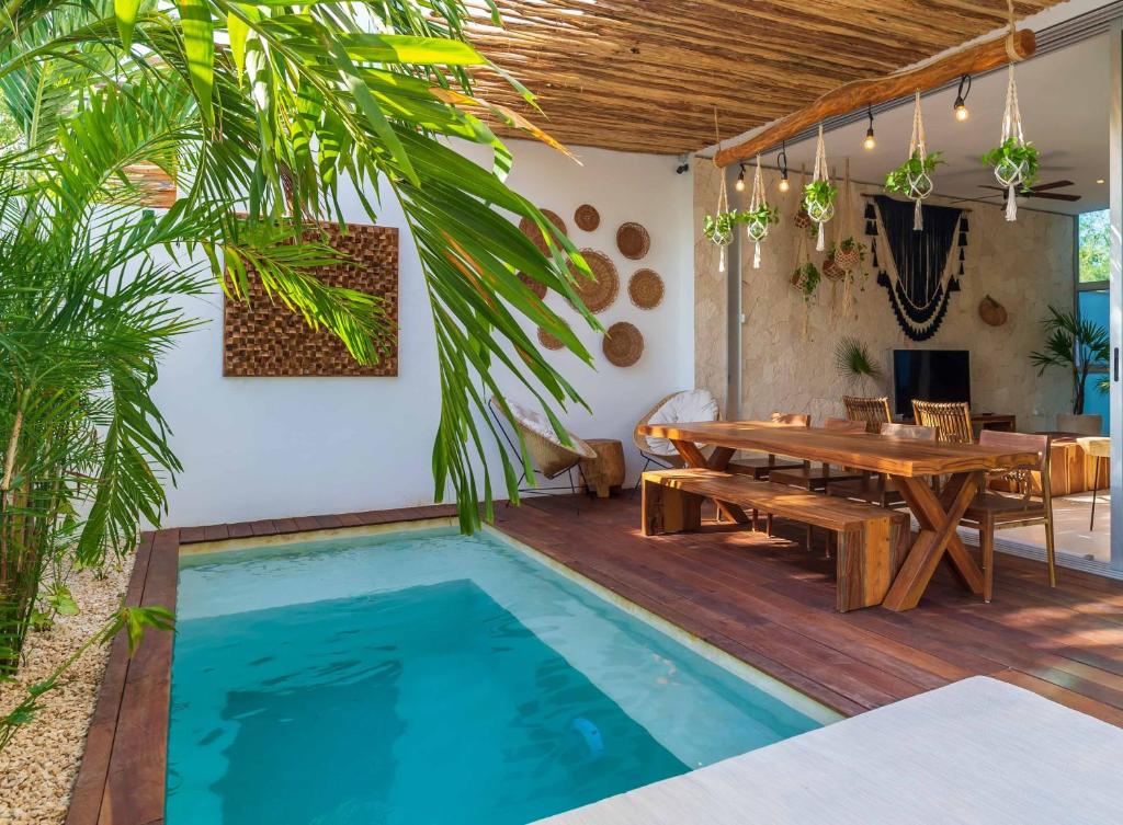 LUUM - Majestic villa with private pool and parking, Tulum