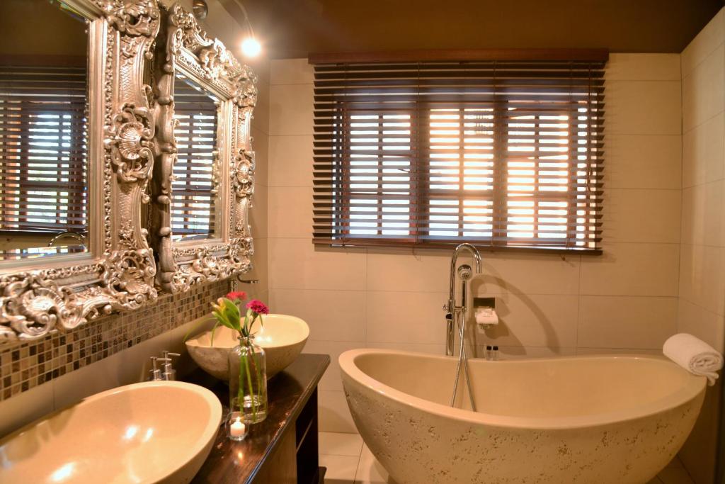 Wings and Water Guesthouse on 57 Nicklaus Street photo
