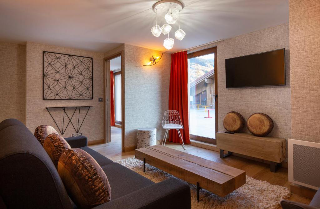 Shared lounge/TV area