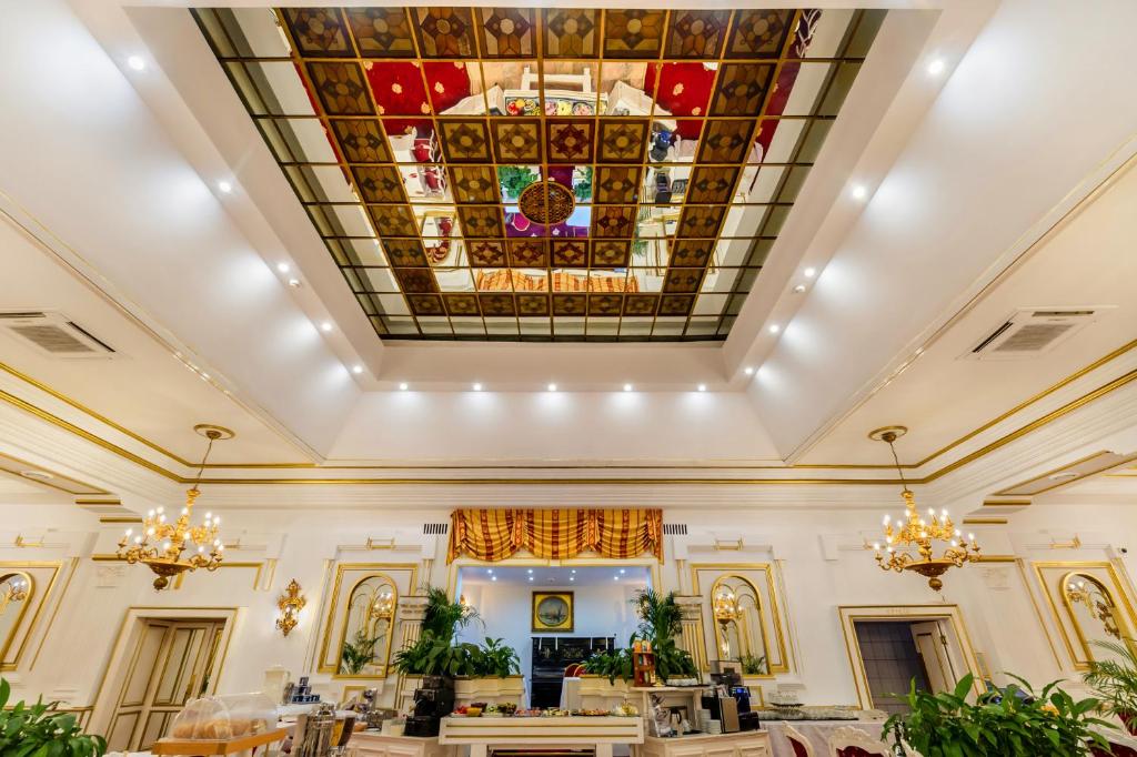 2. Hotel Im..