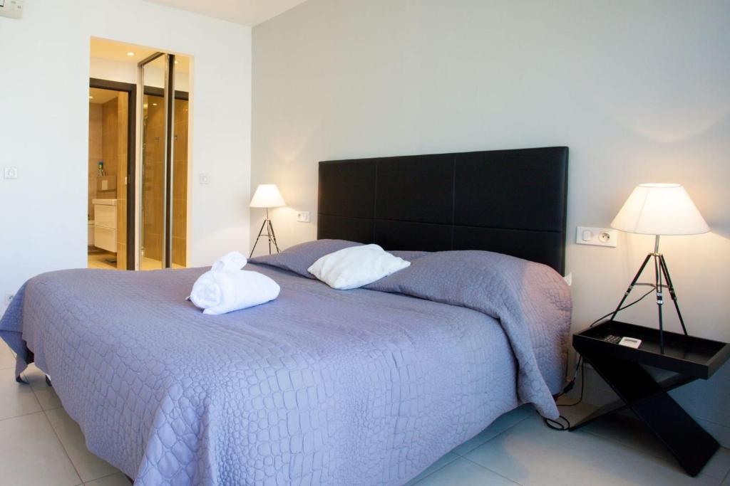 Modern two bedroom apartment with two bathrooms, just behind the CARLTON - 4