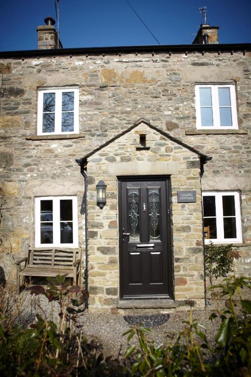 Chapel Cottage Set in a private courtyard in central location with 2 parking spaces, Kirkby Lonsdale