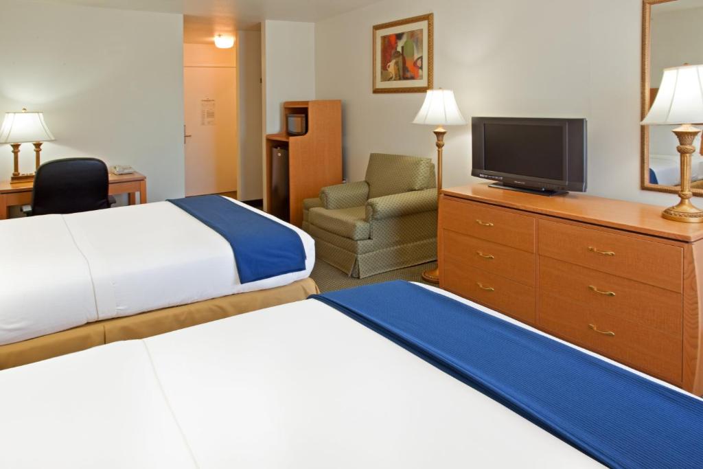 Holiday Inn Express Hotel & Suites Columbus Photo 5