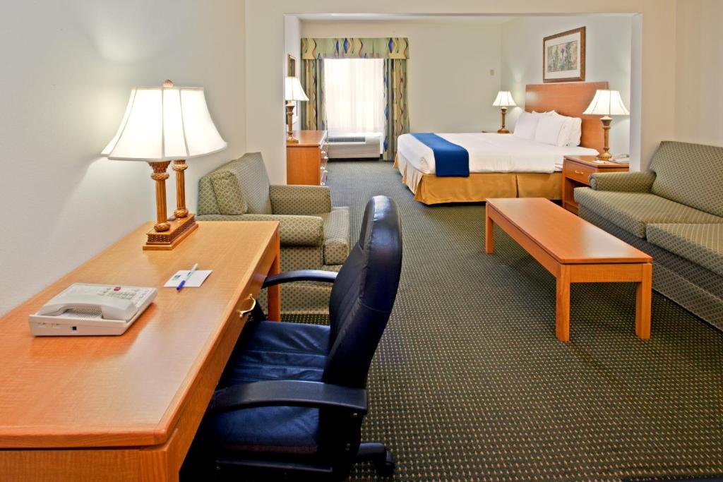 Holiday Inn Express Hotel & Suites Columbus Photo 6