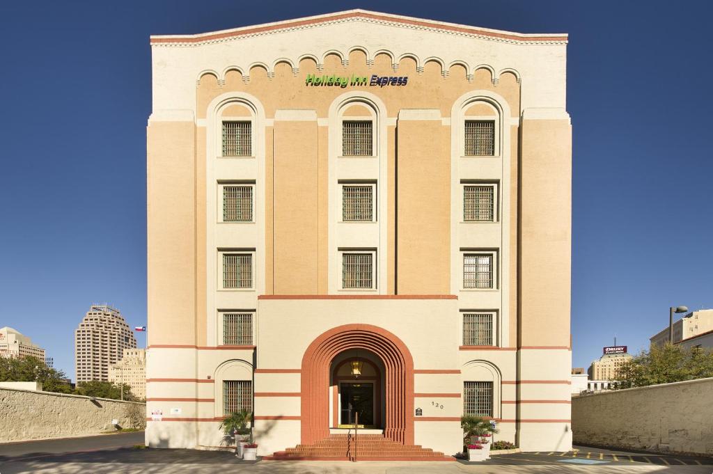 Holiday Inn Express San Antonio North Riverwalk Area photo
