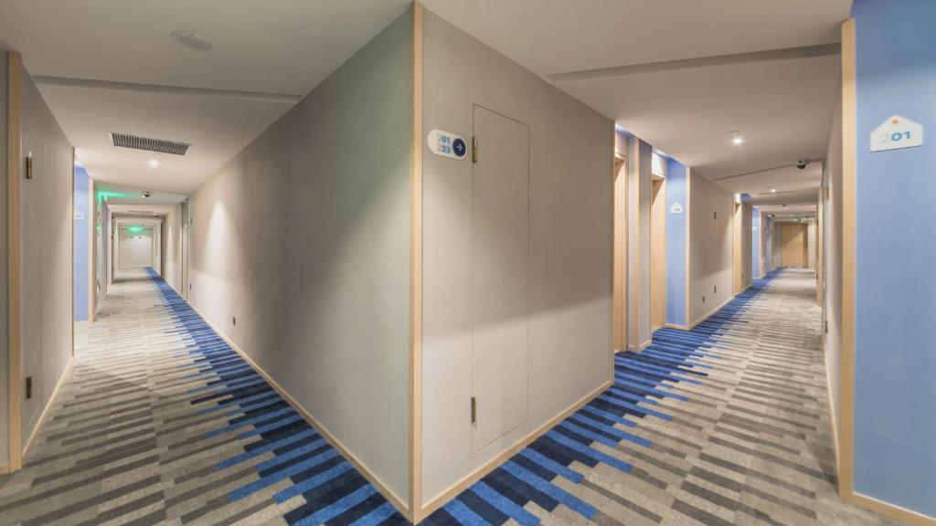 Holiday Inn Express Shanghai Gubei photo