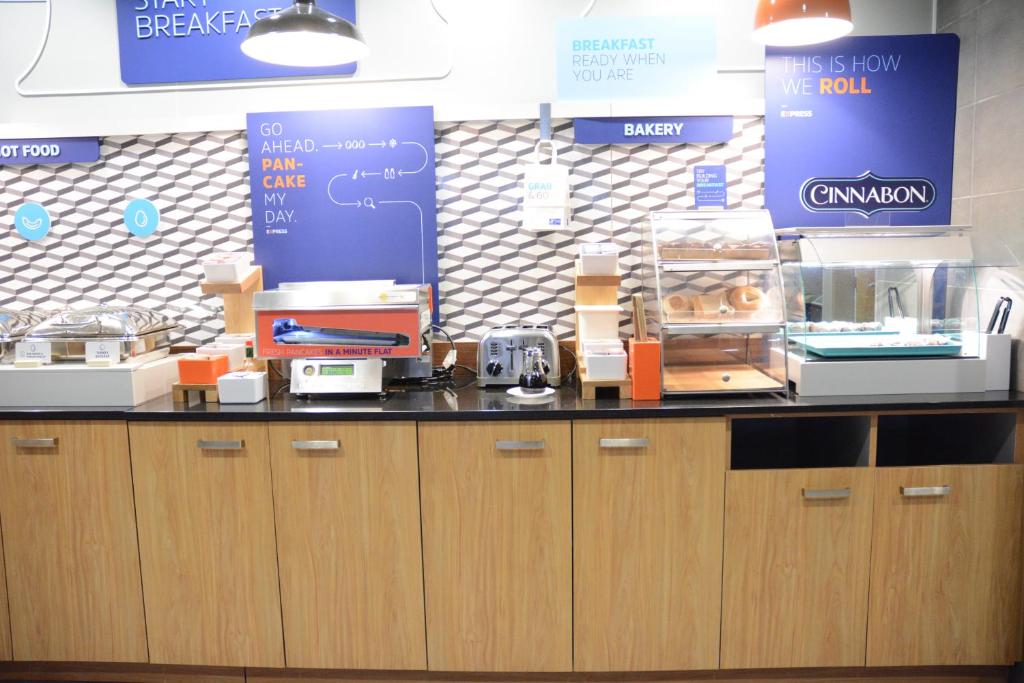 Holiday Inn Express Stamford Photo 11