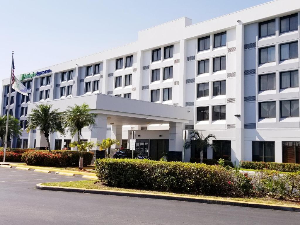 Exterior view, Holiday Inn Express Hotel & Suites Miami - Hialeah/Miami Lakes in Miami (FL)