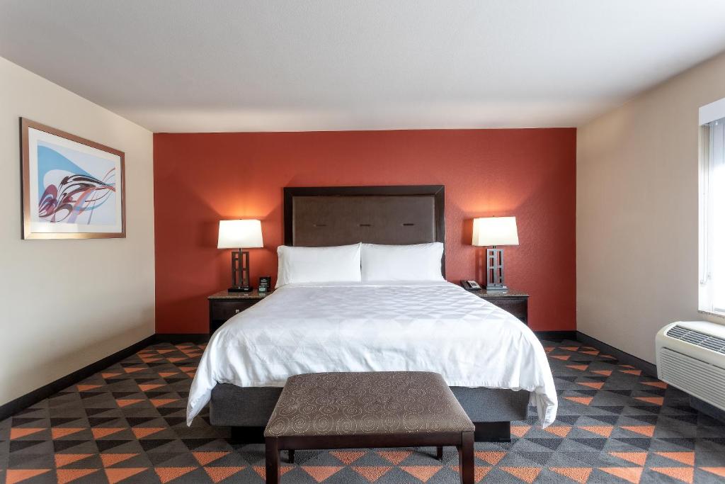 Holiday Inn Oceanside Marina - Camp Pendleton Area photo