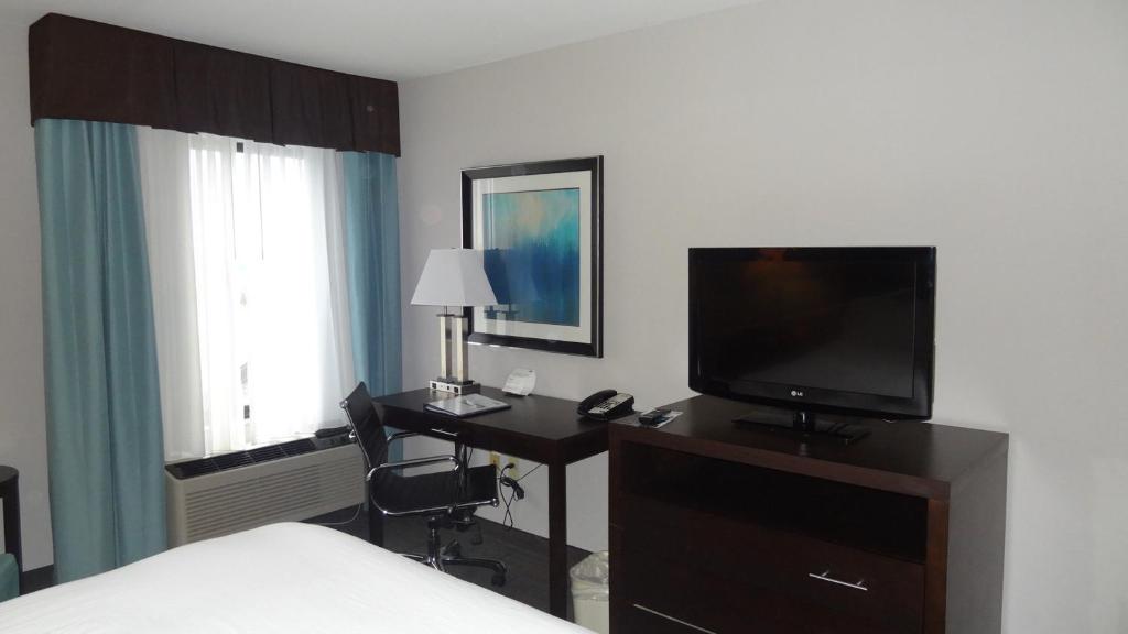 Holiday Inn Express Hotel Kansas City - Bonner Springs photo