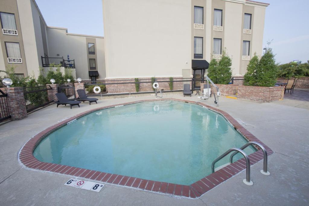 Holiday Inn Express New Albany By IHG スイミングプール