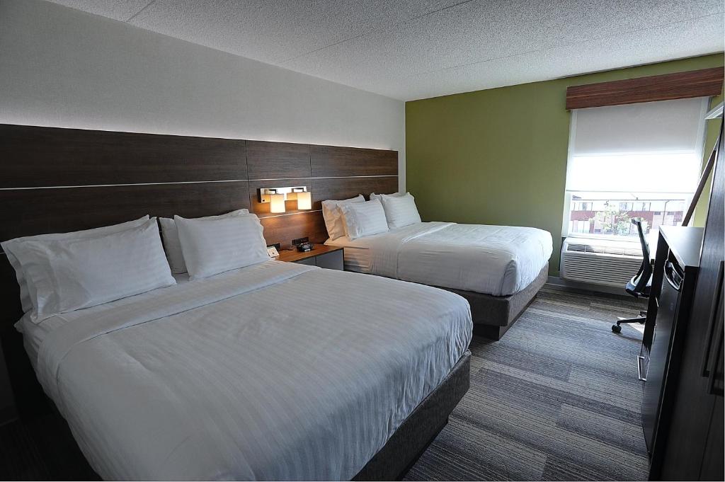 Holiday Inn Express & Suites Toronto Airport West photo