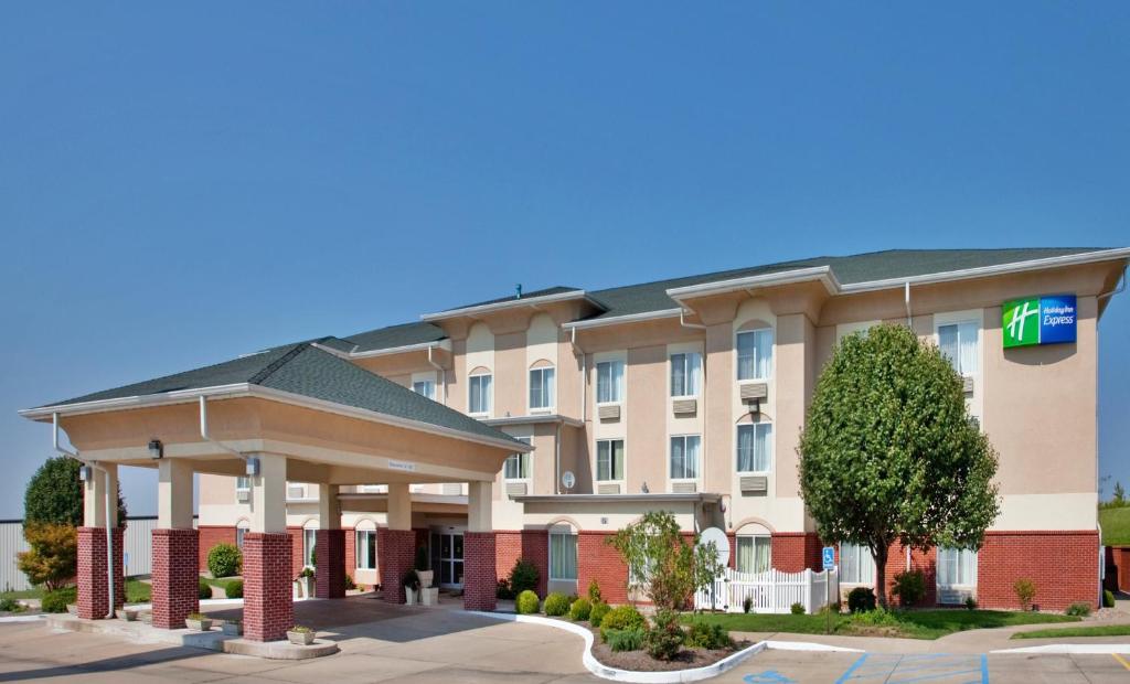 Holiday Inn Express Boonville photo