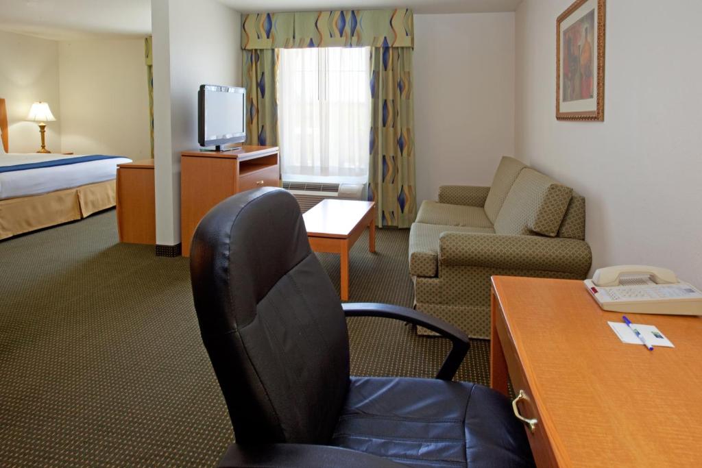Holiday Inn Express Hotel & Suites Columbus Photo 8