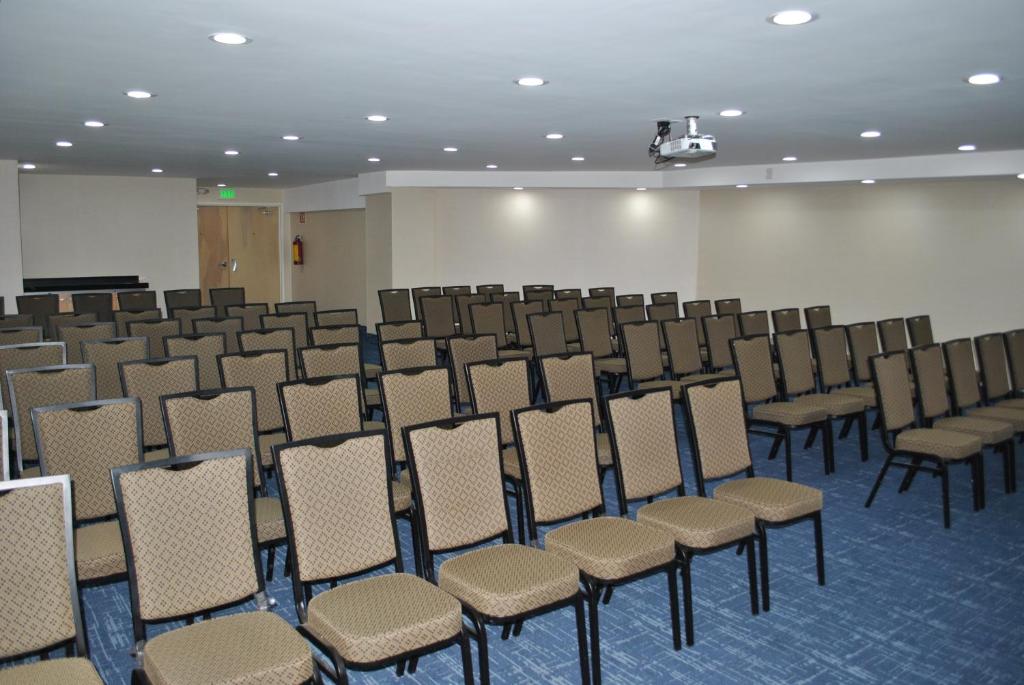 Holiday Inn Express Toluca Photo 11